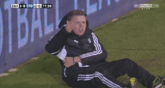 Swanseas bollkalle fixade ett rött kort till Eden Hazard.